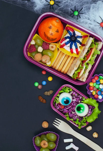 Pudełko na lunch Halloween ze szkolnym obiadem z kanapką i warzywami — Zdjęcie stockowe