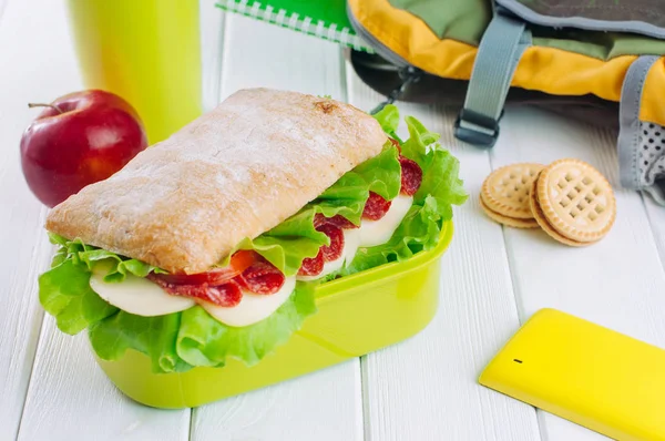 Caja de almuerzo con sándwich en mesa de madera blanca — Foto de Stock