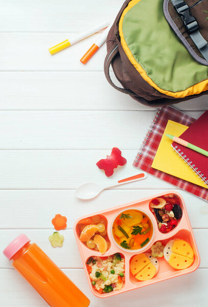 Обеденный ящик с супом, забавные бутерброды возле школы