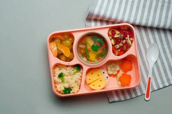 Caja de almuerzo con sopa vegetal, ensalada y sándwiches divertidos en gre. — Foto de Stock