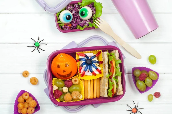 Abierto para almuerzos de Halloween con almuerzo escolar en madera blanca. — Foto de Stock