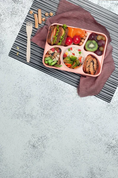 Öppen lunchlåda med smörgåsar på grå bakgrund med blank — Stockfoto