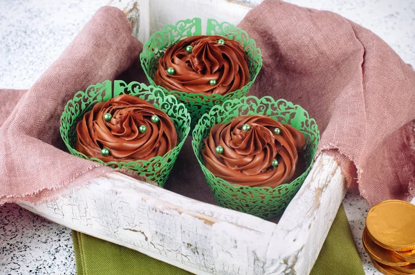 Saint Patricks Day czekoladowe babeczki z zielonym cukrem posypki — Zdjęcie stockowe
