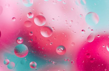 Su yüzeyindeki petrol damlalarının soyut makro arkaplanı