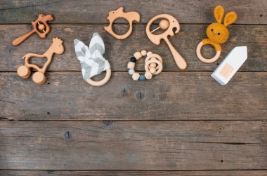 Bebek ahşap oyuncaklar, armut taşralı ahşap zemine bağlanmış armut ve mesaj için boş alan. Üst manzara, düz uzanma.