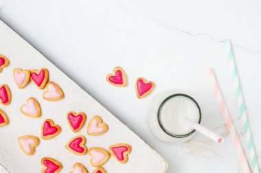 Sevgililer Günü için kurabiyeler ve açık mermer arka planda milkshake.