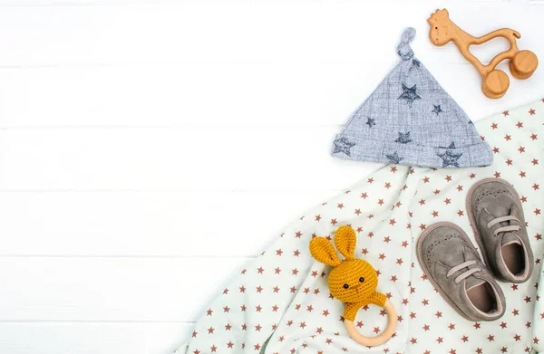 Babyhoed Laarsjes Houten Speelgoed Witte Houten Ondergrond Met Lege Ruimte — Stockfoto