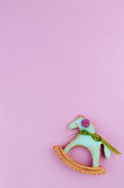 Menekşe arkaplanda zencefilli ekmek