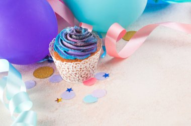 Parti arka planında koyu kremalı vanilyalı kek ve mesaj için boş alan.