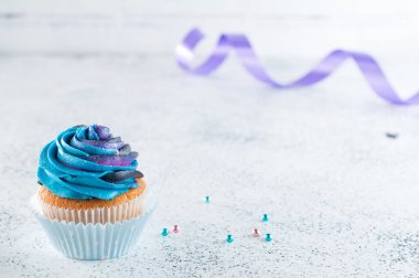 Parti arka planında galaksi kremalı vanilyalı kek ve metin için boş alan