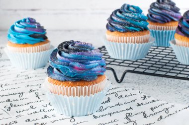 Masanın üzerinde galaksi kremalı vanilyalı kek. Seçici odak.