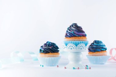 Galaksi koyu kremalı vanilyalı kekler açık parti arka planında ve metin için boş alan var.