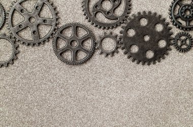 Parlak arka planda dişli tekerlek koleksiyonunun üst yakın görüntüsü ve metin için boş alan. Üst manzara, düz uzanma.