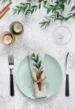 Keten peçete, filiz ve tarçınlı bayram sofrası. Üst manzara, düz uzanma.
