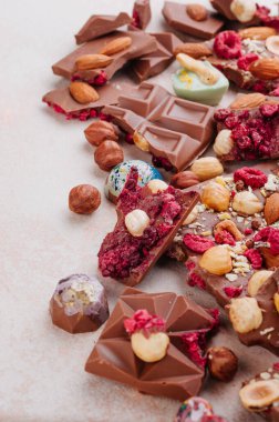 Fındık ve sublimleşmiş böğürtlen ve bej dokulu çikolata çubukları; seçici odaklanma