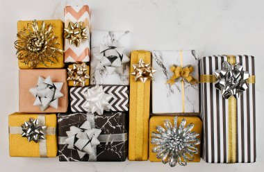 Minimum modern İskandinav dizaynlı birçok hediye kutusunun üst görünümü açık mermer zemin üzerinde ve metin için boş alan.