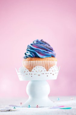 Galaksi koyu kremalı vanilyalı kek. Pembe arka planda. Tex için boş yer var.