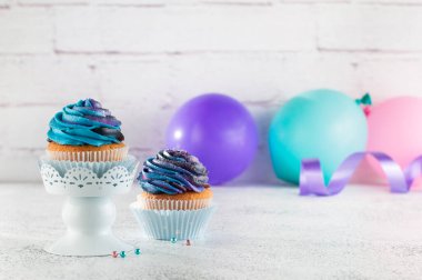 Parti arka planında koyu kremalı vanilyalı kek ve metin için boş alan