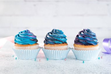 Parti arka planında galaksi kremalı üç vanilyalı kek ve Tex için boş alan.