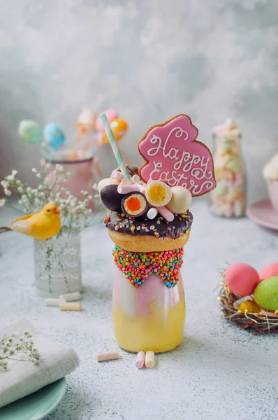 Wielkanocny Shake Króliczkiem Wielkanocnym Dodatkiem Piernika Pączkiem Czekoladowymi Jajkami Pianką — Zdjęcie stockowe