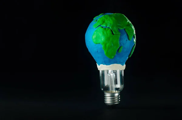 Earth Hour Koncept Elektrisk Lampa Dekorerad Som Plasticine Earth Planet — Stockfoto
