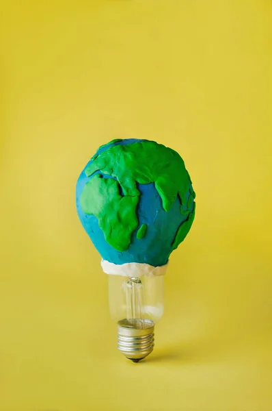 Earth Hour Concept Ηλεκτρικός Λαμπτήρας Διακοσμημένος Μοντέλο Πλαστικού Πλανήτη Κίτρινο — Φωτογραφία Αρχείου