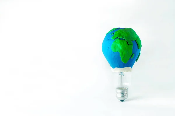 Earth Hour Konzept Elektrische Lampe Als Plastisches Erdplanetenmodell Auf Weißem — Stockfoto