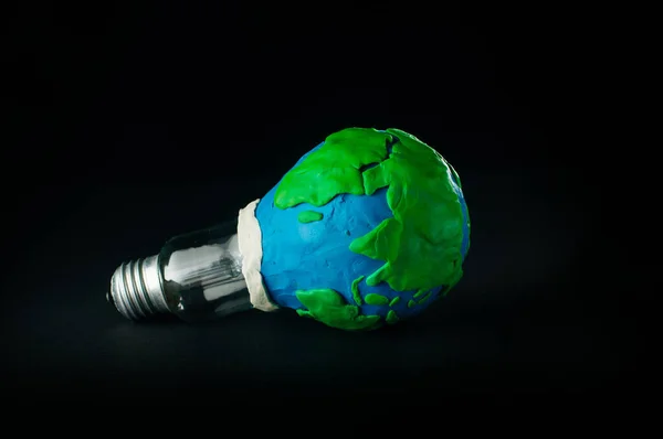 Earth Hour Konzept Elektrische Lampe Als Plastisches Erdplanetenmodell Auf Schwarzem — Stockfoto