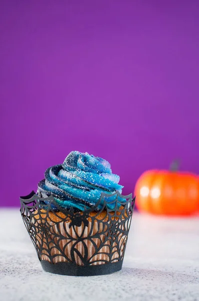 Halloween Cupcake Med Mörk Vispad Grädde Violett Bakgrund Med Tomt — Stockfoto