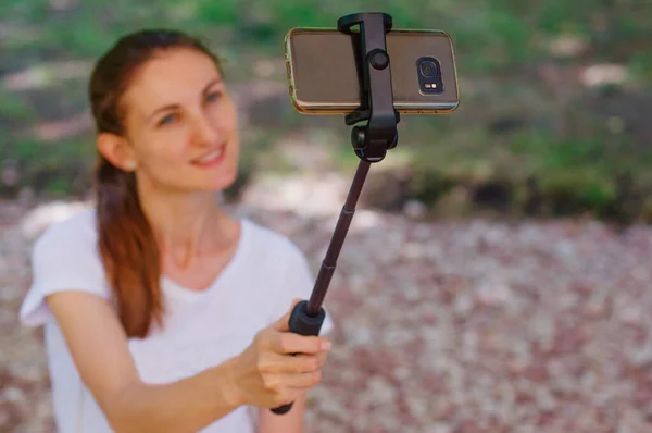 Jeune Femme Prenant Selfie Sur Téléphone Intelligent Utilisant Selfie Stick — Photo