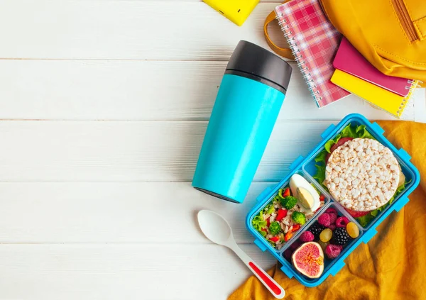 Comedor Abierto Con Sándwich Verduras Huevo Bayas Frescas Fondo Madera — Foto de Stock