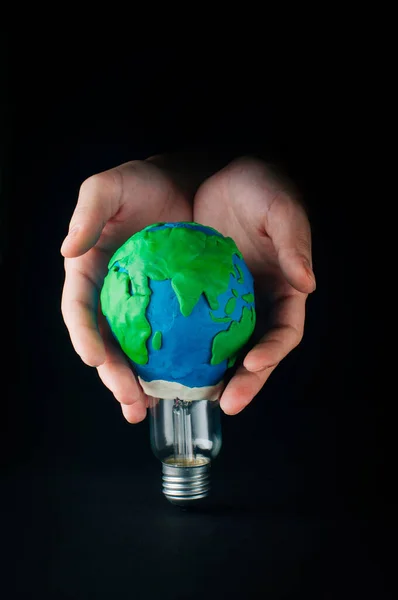 Earth Hour Konzept Männliche Hände Halten Eine Elektrische Lampe Der — Stockfoto