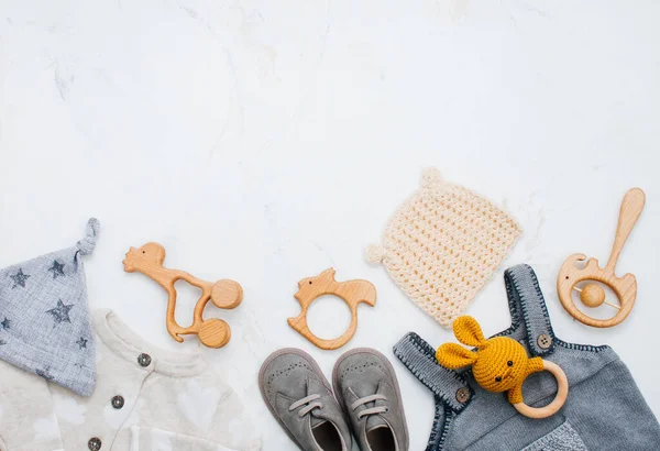 Pasgeboren Baby Kleding Schoenen Houten Zitzak Bijtring Speelgoed Licht Marmeren — Stockfoto