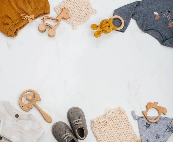 Pasgeboren Babykleding Houten Speelgoed Lichte Marmeren Achtergrond Met Lege Ruimte — Stockfoto