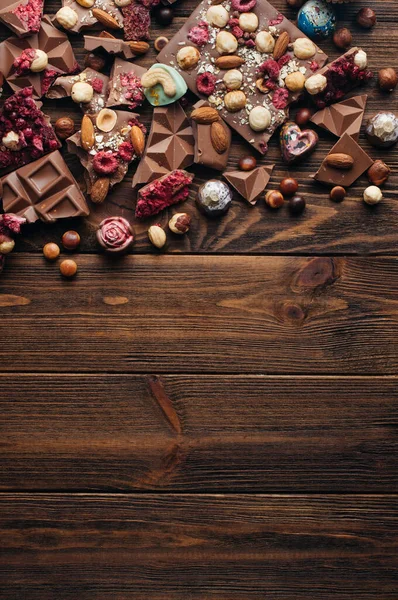 Zerbrochene Tafeln Vollmilchschokolade Mit Nüssen Und Sublimierten Beeren Und Schokoladenbonbons — Stockfoto