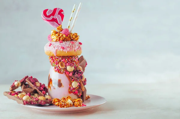 Hallon Freak Shake Topping Med Munk Popcorn Och Sötsaker Grå — Stockfoto