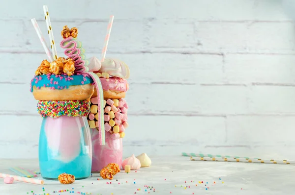 Grattis Födelsedagsfest Bakgrund Två Freak Shakes Topping Med Munk Marshmallow — Stockfoto