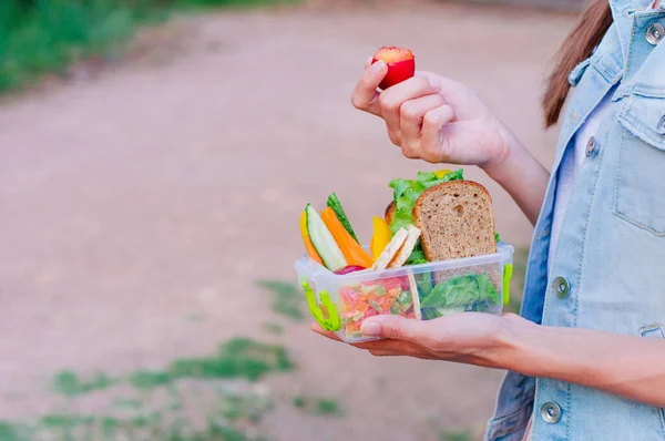 Concepto Comida Saludable Mujer Joven Comiendo Lonchera Llena Sándwich Panes — Foto de Stock