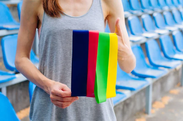 Junge Frau Mit Vier Fitness Gummibändern Stadion Selektiver Fokus — Stockfoto