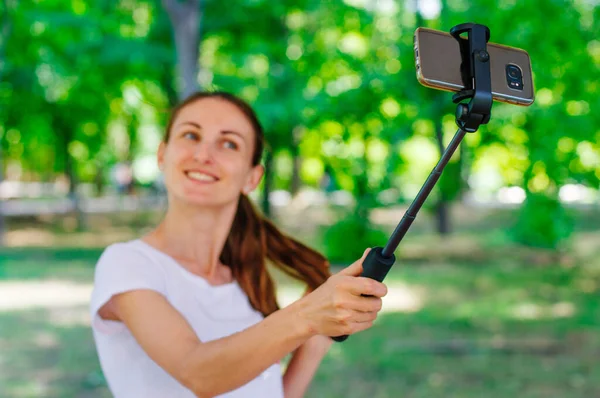 Jeune Femme Prenant Selfie Sur Téléphone Intelligent Utilisant Selfie Stick — Photo