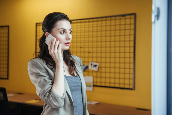 Empresaria hablando por teléfono en la oficina — Foto de Stock