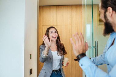 Modern ofis çalışma alanında genç iş adamları birbirini selamlıyor. Erkeğe odaklan..