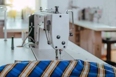 Terzide kumaşlı dikiş makinesi