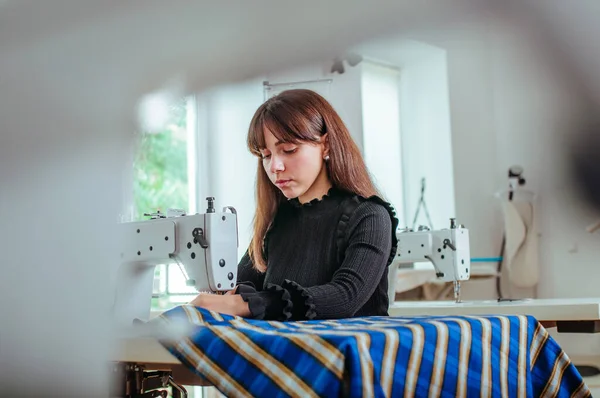 Costurera Trabajando Máquina Coser Lugar Trabajo Modista — Foto de Stock