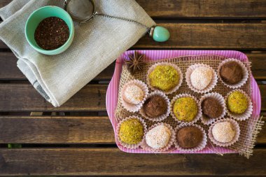 Renkli çikolata topları ve kakao