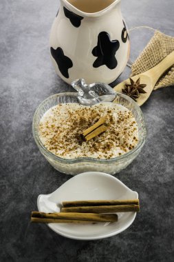 Sütlaç ve tarçın