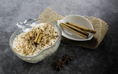 Sütlaç ve tarçın