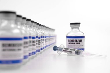 Remdesivir antiviral ilaç aşısı ilaç şişesi Covid-19 Corona Virüsü 2019 ncov enjeksiyonu. Covid 19 Corona Virüsü hastalığını tedavi etmek için aşı, aşı, aşı, tedavi