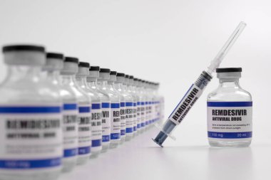 Remdesivir antiviral ilaç aşısı ilaç şişesi Covid-19 Corona Virüsü 2019 ncov enjeksiyonu. Covid 19 Corona Virüsü hastalığını tedavi etmek için aşı, aşı, aşı, tedavi