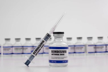 Remdesivir antiviral ilaç aşısı ilaç şişesi Covid-19 Corona Virüsü 2019 ncov enjeksiyonu. Covid 19 Corona Virüsü hastalığını tedavi etmek için aşı, aşı, aşı, tedavi